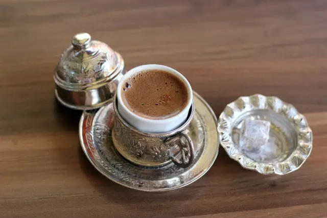 Kaffeetasse Türkischer Mokka in einer Kaffeetasse aus Metall und Prozellan