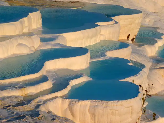 Schneeweiße Kalkterassen die mit Thermalwasser gefüllt sind