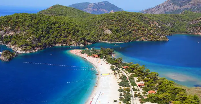 Das türkisblaue Meereswasser in der Blauen Lagune des Ölüdeniz Strandes an der Lykischen Küste