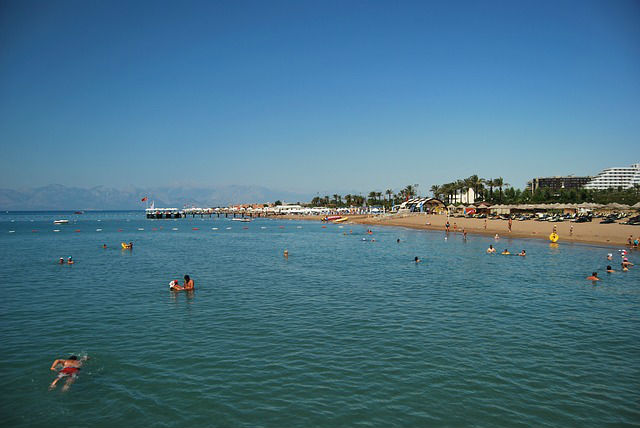 Blick von einem Steg auf den Strand in Belek