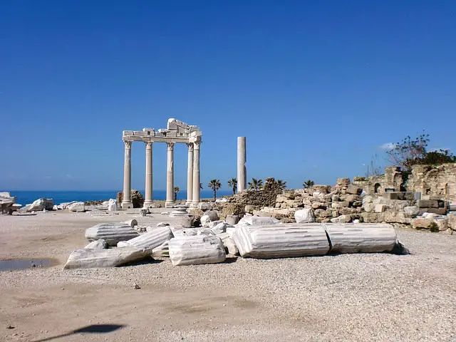 Die fünf erhalten gebliebenen Säulen des Apollon Tempel in Side. Daneben liegen umgestürzte Reste des Bauwerkes.