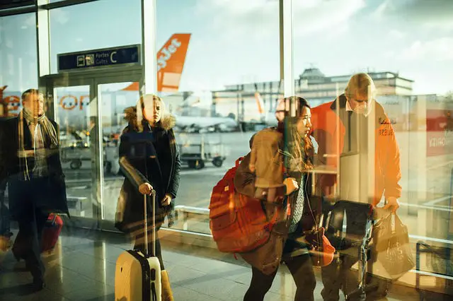 Zwei Männer und zwei Frauen mit Gepäck am Flughafen