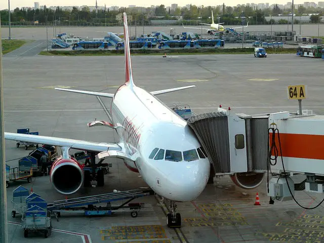 Flugzeug an einem Terminal am Flughafen. Fotografiert aus einer Aussichtsplattform am Airport.