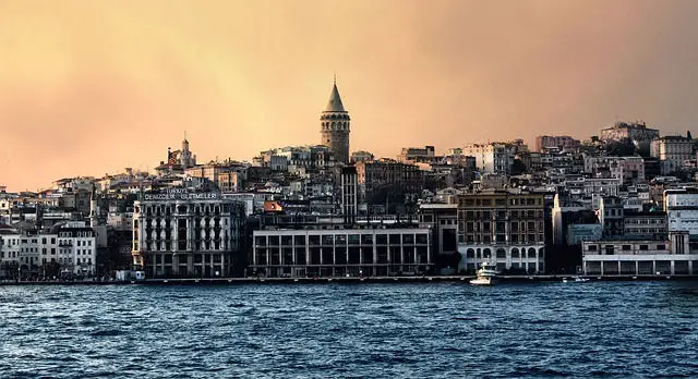 Skyline von Istambul vom Bosporus aus aufgenommen. Bei Sonnenuntergang. 