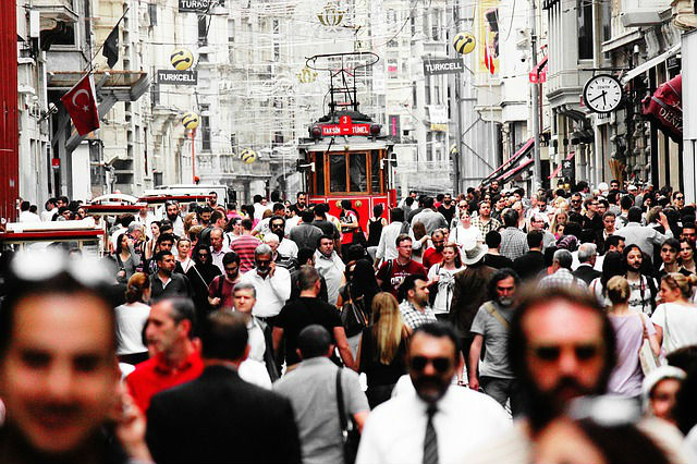 Volle Fußgängerzone in Istanbul