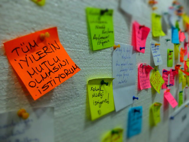 Türkisch lernen mit Notitzzettel Notitzzettel an einer Wand. Geschrieben in Türkischer Sprache