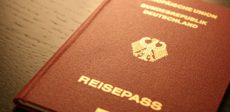 Deutscher Reisepass. Rötlich- Braune Hülle mit Goldener Aufschrift.