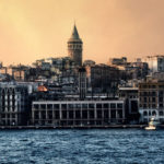 Artikelbild: Liste der Türkei Foren. Als Hintergrundbild ist der Galata Turm in Istanbul vom Bosporus aus zu sehen.