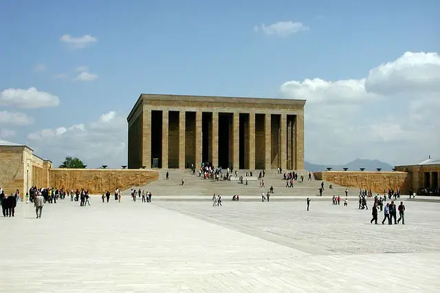 Der große Vorplatz vor dem Atatürk Mausoleum (Anitkabir) in Ankara. Es besteht aus einem quadratisch gebauten Gebäude mit Säulen davor. An der Anlage gibt es keine runden Kanten. Vom Platz führen Treppen bis zum Mausoleum hinauf.