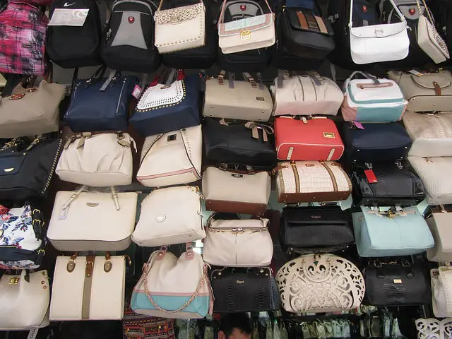 Handtaschen hängen an einer Wand eines Bazarstandes in der Türkei