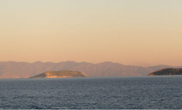 Mrmara Insel und eine rechts daneben liegende Insel. Dahinter ist das Festland zu sehen.