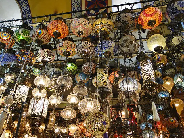 Orientalische Lampen hängen an einem Stand in der Türkei