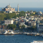 Panroamablick von der östlichen Seite des Borporus auf die UNSECO Weltkurluterbe Sehenswürdigkeiten Hagia Sophia und Sultan Ahmed Moschee im Stadtteil Sultanahmed in Istanbul.
