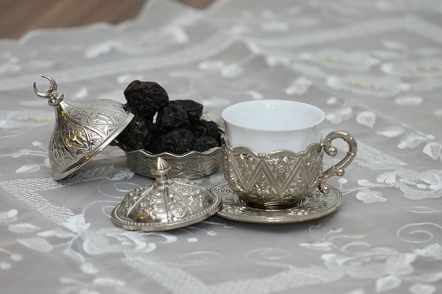 Türkische Kaffeetasse mit einem Untersetzer für die Keramiktasse und einem Deckel