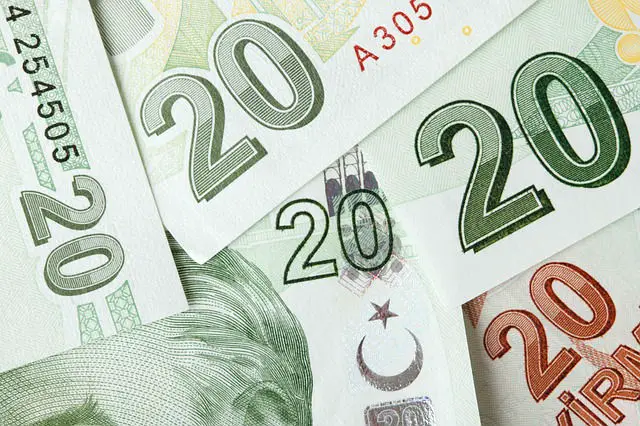 Grüne 20 Lira Scheine liegen aufeinander. Das Foto ist aus einer Entfernung von ein paar Cenitmeter augenommen worden.