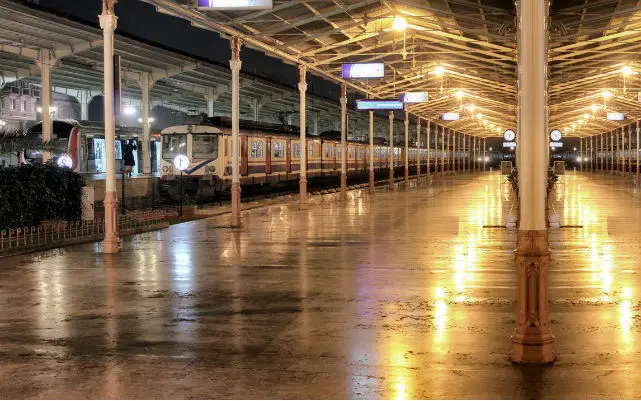 Bahnhof in Istanbul bei Nacht. Es ist ein Zug und die dazwischen liegenden Gleißanlagen zu sehen. 