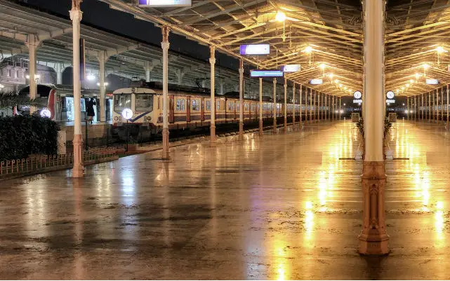 Bahnhof in Istanbul bei Nacht. Es ist ein Zug und die dazwischen liegenden Gleißanlagen zu sehen.