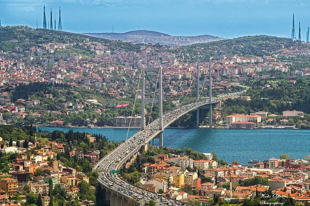 Bospurus Brücke aus der Vogelperspektive. Das Foto ist von einem Hochhaus auf der europäischen Seite der Stadt aufgenommen worden. Darauf ist der dichte Autoverkehr auf der Brücke zu sehen. 