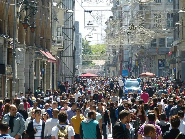 Belebte Die Die belebte Einkaufsstraße in Istanbul mit sehr vielen Fußgängern.