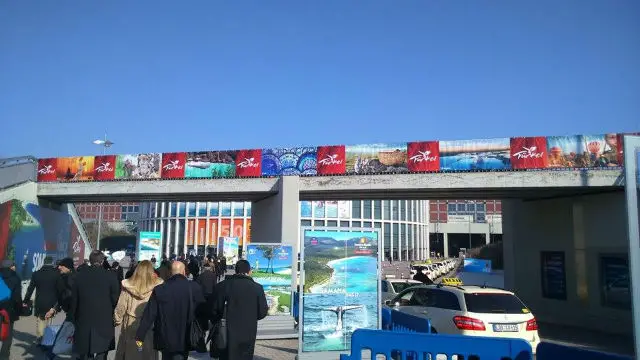 Straße zur ITB Berlin mit einer Brücke auf der viele Türkei Werbeplakate zu sehen sind. 
