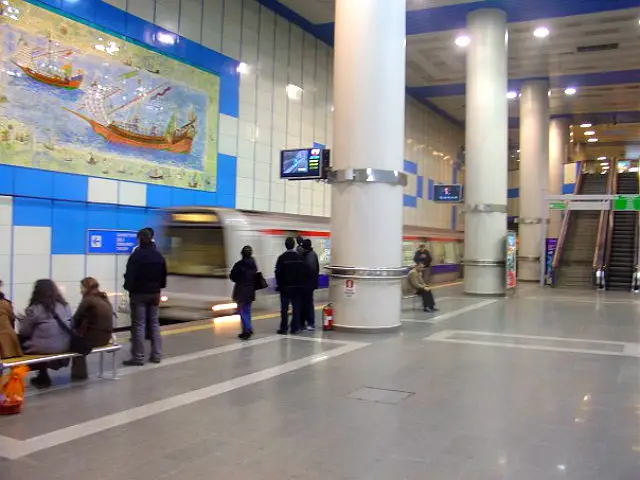Station der Istanbul Metro. Es fährt gerade ein Zug ein. 