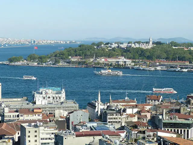 Blick vom Stadtteil Galata über das Goldene Horn Richtung Topkapi Palast und den dahinter gelegenen Bosporus und das Marmarameer. Auf dem Wasser sind die zu den öffentlichen Verkehrsmitteln gehörenden Fähren zu sehen.