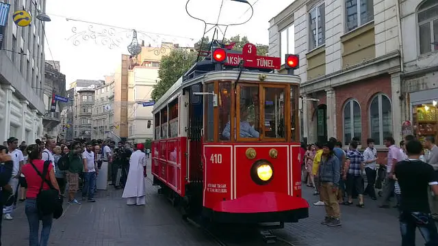 Rote Straßenbahn mit dem Ziel Taksim in Istanbul. Aufnahmen von der Vorderseit der Straßenbahn. 