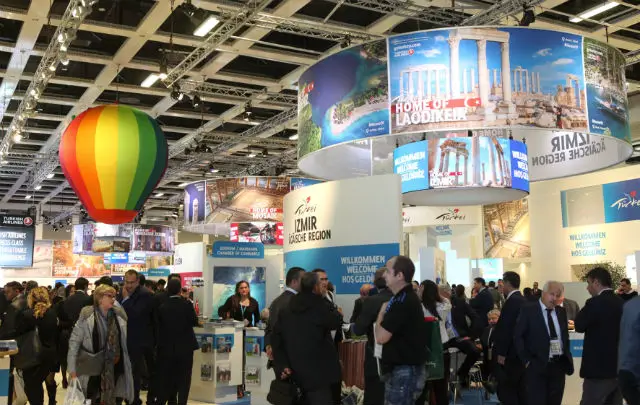 Menschen in der Messehalle 3.2 auf der ITB Berlin 2016. Zu sehen sind die Stände der Mittelmeerregionen. 