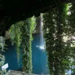 Blick auf die hintere Seite des Wasserfalls aus der Höhle