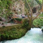 Düden Fluss in einer Klamm mit einem kleinen Teegarten