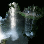 Blick aus einer hinter dem Wasserfall gelegenen Höhle auf das herabfallende Wasser