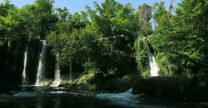 Aufnahme von der unteren Seite des oberen Düden Wasserfall. Blick auf das 10 Meter herabfallende Wasser und die umliegende grüne Vegetation mit Bäumen und Sträuchern