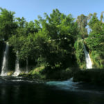 Blick auf das 10 Meter heabfallende Wasser des Düden Fluss im Düden Park