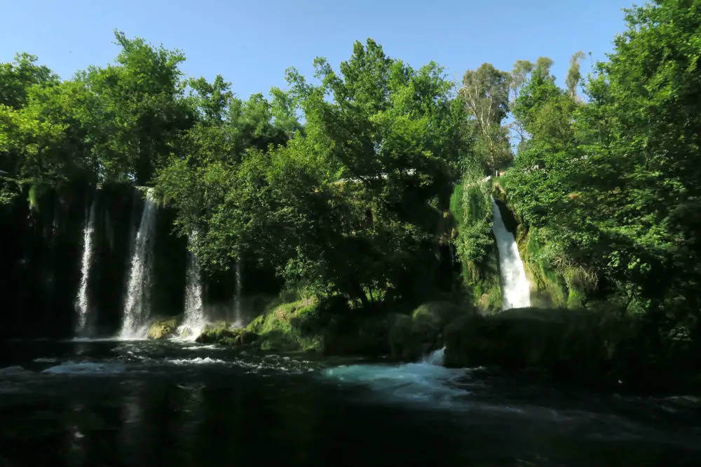 Blick auf das 10 Meter heabfallende Wasser des Düden Fluss im Düden Park