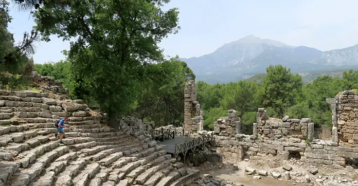 Blick von den oberen Rängen des Amphitheaters in Phaselis auf den Tahtali Dagi