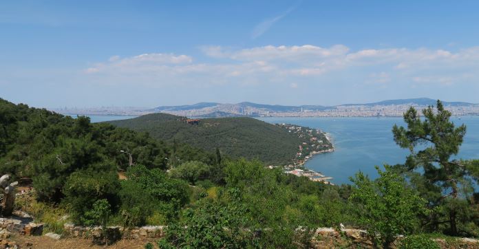 Ausblick vom Kloster auf einen bewaldeten Teil der Prinzeninsel Büyükada und das dahinterliegende Istanbul. 