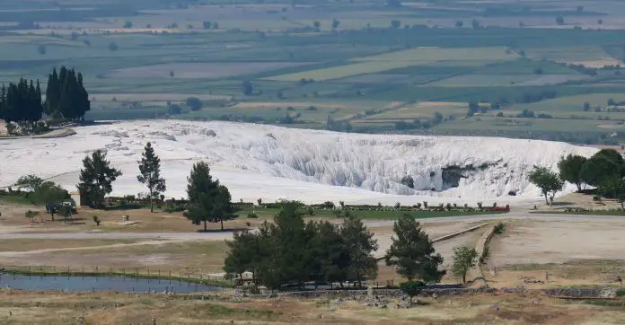 Ausblick auf die im Westen von Pamukkale gelegenen schneeweißen Kalkterrassen von Pamukkale und das dahinterliegende Tal