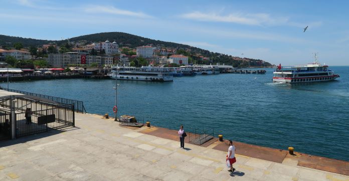 Aufnahme des Hafens der Prinzeninsel Büyükada von einer Fähre