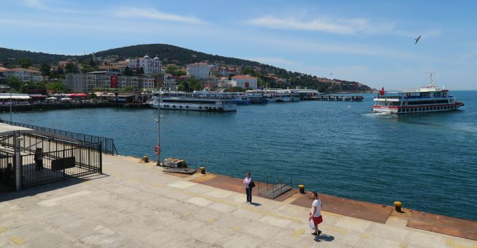 Hafen von Büyükada Aufnahme des Hafens der Prinzeninsel Büyükada von einer Fähre