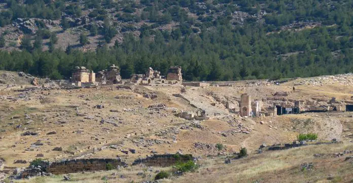 Ruinen der Kreuzigungskirche von St. Philip und seinem Grab auf einem Hügel in Hierapolis / Pamukkale