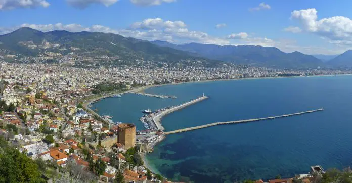 Ostteil von Alanya mit dem Wahrzeichen der Stadt, dem Roten Turm