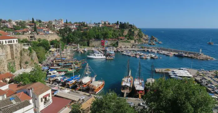 Yachthafen von Antalya. Schiffe liegen vor Anker. Dahinter ist die Alstadt Kaleici zu sehen. 