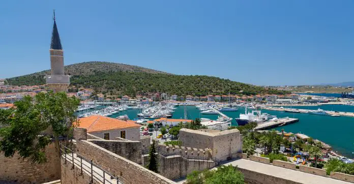 Hafen von Cesme mit einem Teil der Altstadt. Im Hintergund des Bildes sind dutzende Yachten zu sehen.