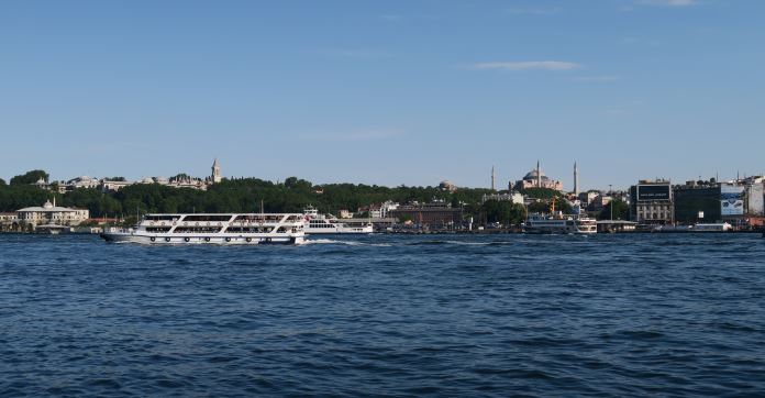Fähren vor dem Stadtteil Sultanahmet Blick von einer Fähre auf andere Fähren am Bosporus. Dahinter ist der Stadtteil Sultanahmet mit der Hagia Sophia und dem Topkapi Palast zu sehen.