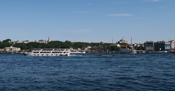 Blick von einer Fähre auf andere Fähren am Bosporus. Dahinter ist der Stadtteil Sultanahmet mit der Hagia Sophia und dem Topkapi Palast zu sehen. 