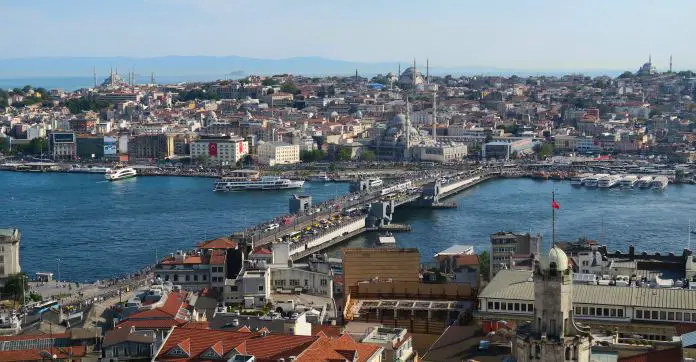 Altstadtviertel Sultanahme und Galata von Istanbul. Getrennt vom Goldenen Horn in der Mitte. Die Galatabrücke führt darüber. Im Hintergrund ist die Hagia Sophia, Blaue Moschee und andere Sehenswürdigkeiten der Stadt zu sehen. 