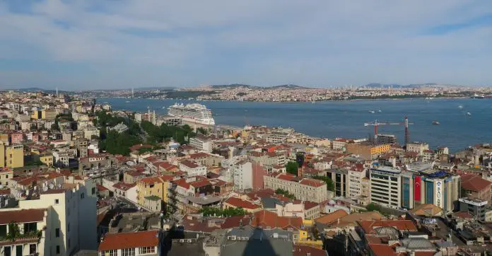 Ausblick vom Galataturm Richtung Osten. Zu sehen ist der Bosporus und die asiatische Seite von Istanbul. Am Bosporus ankert ein Kreuzfahrtschiff. 