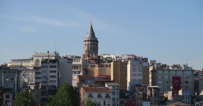 Galataturm sticht mit seinem spitzen Turm über die anderen Gebäude heraus