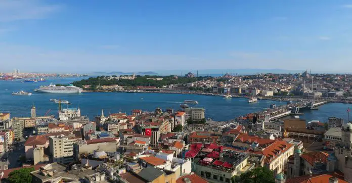 Panoramablick auf Istanbuls Alttadt Sultanahmet, den Bosporus und das Goldene Horn.