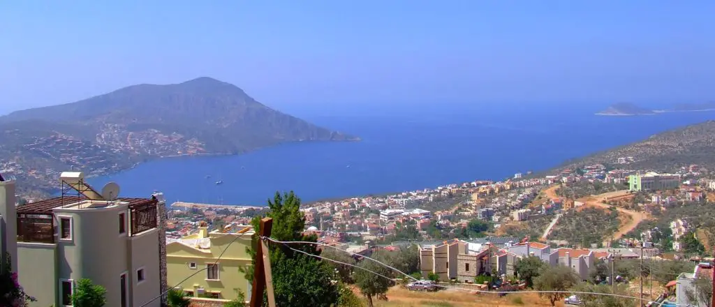 Der Urlaubsort Kalkan, mit Blick auf die Innenstadt und das Meer.